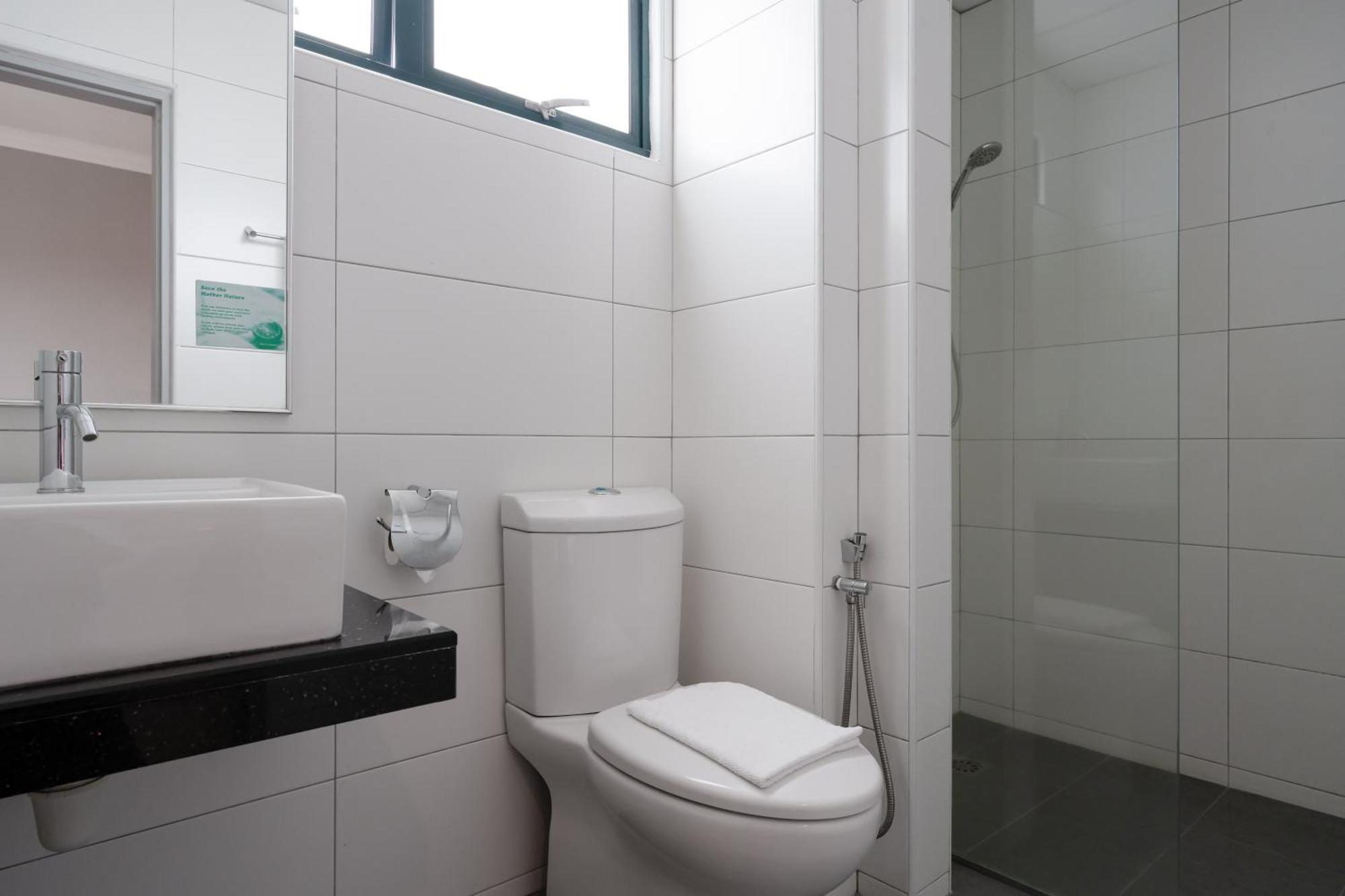 Golden View Serviced Apartments Tanjung Tokong Exteriör bild