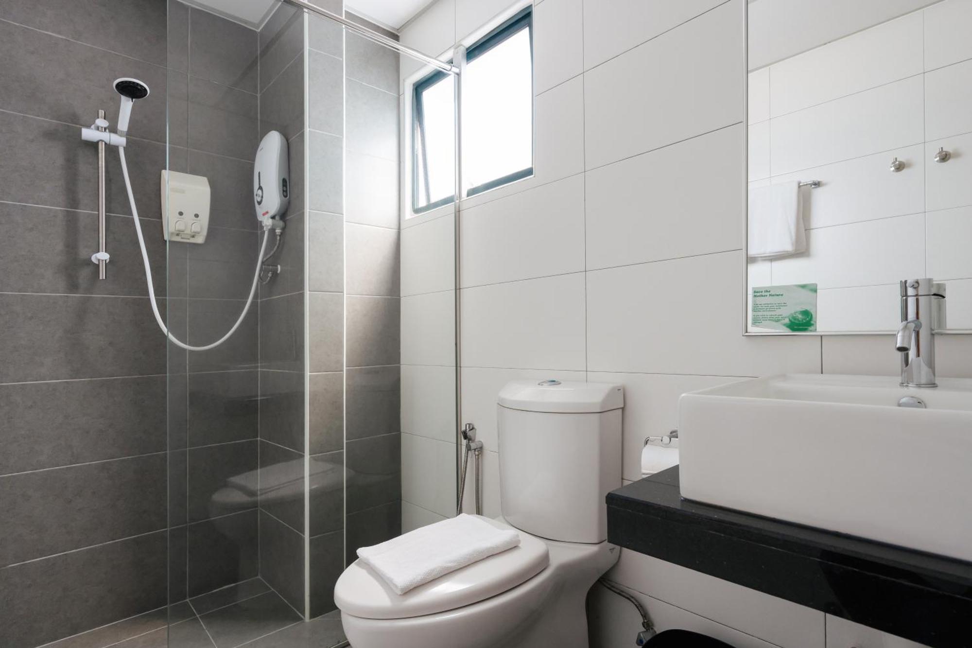 Golden View Serviced Apartments Tanjung Tokong Exteriör bild