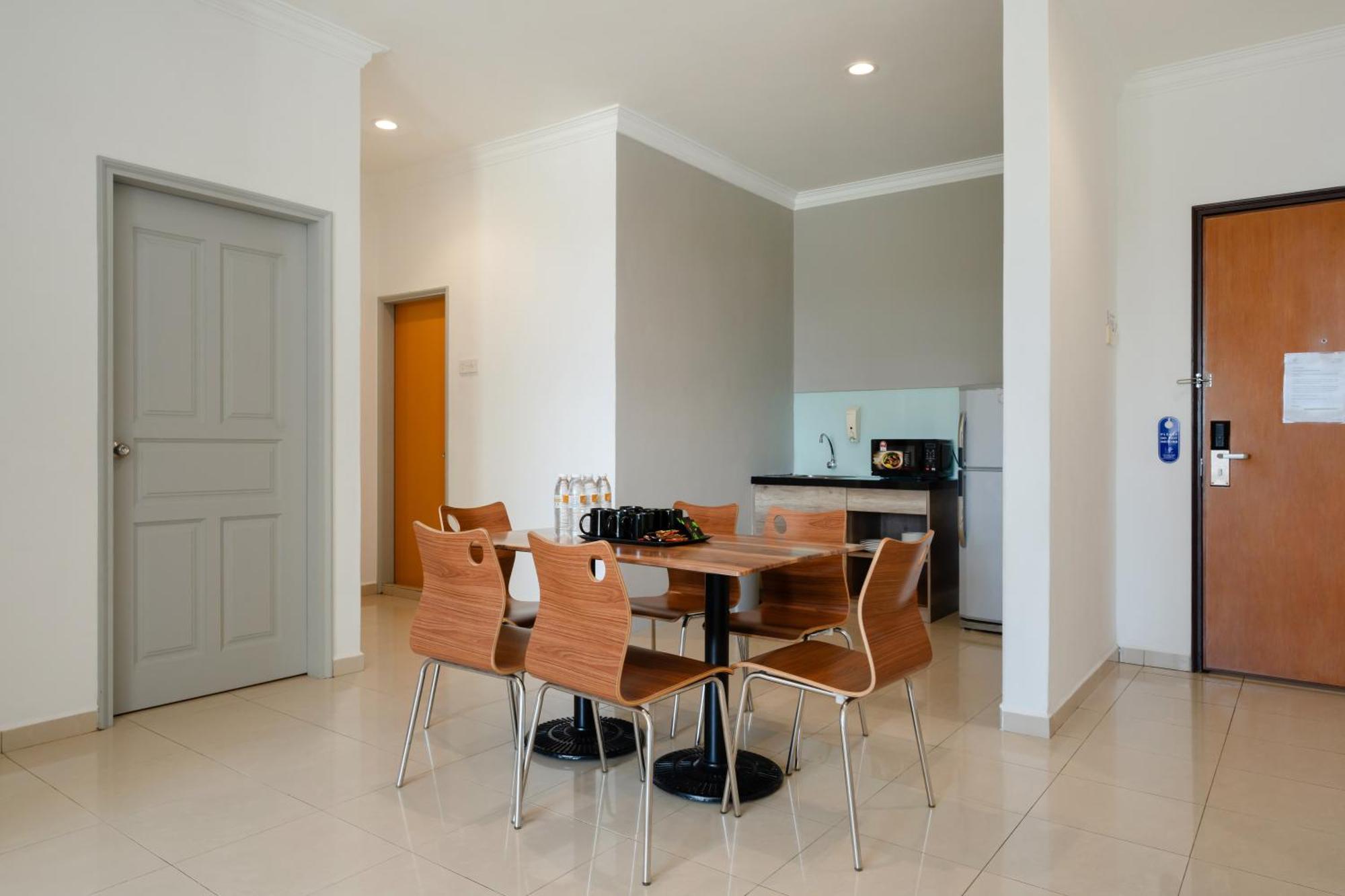 Golden View Serviced Apartments Tanjung Tokong Exteriör bild