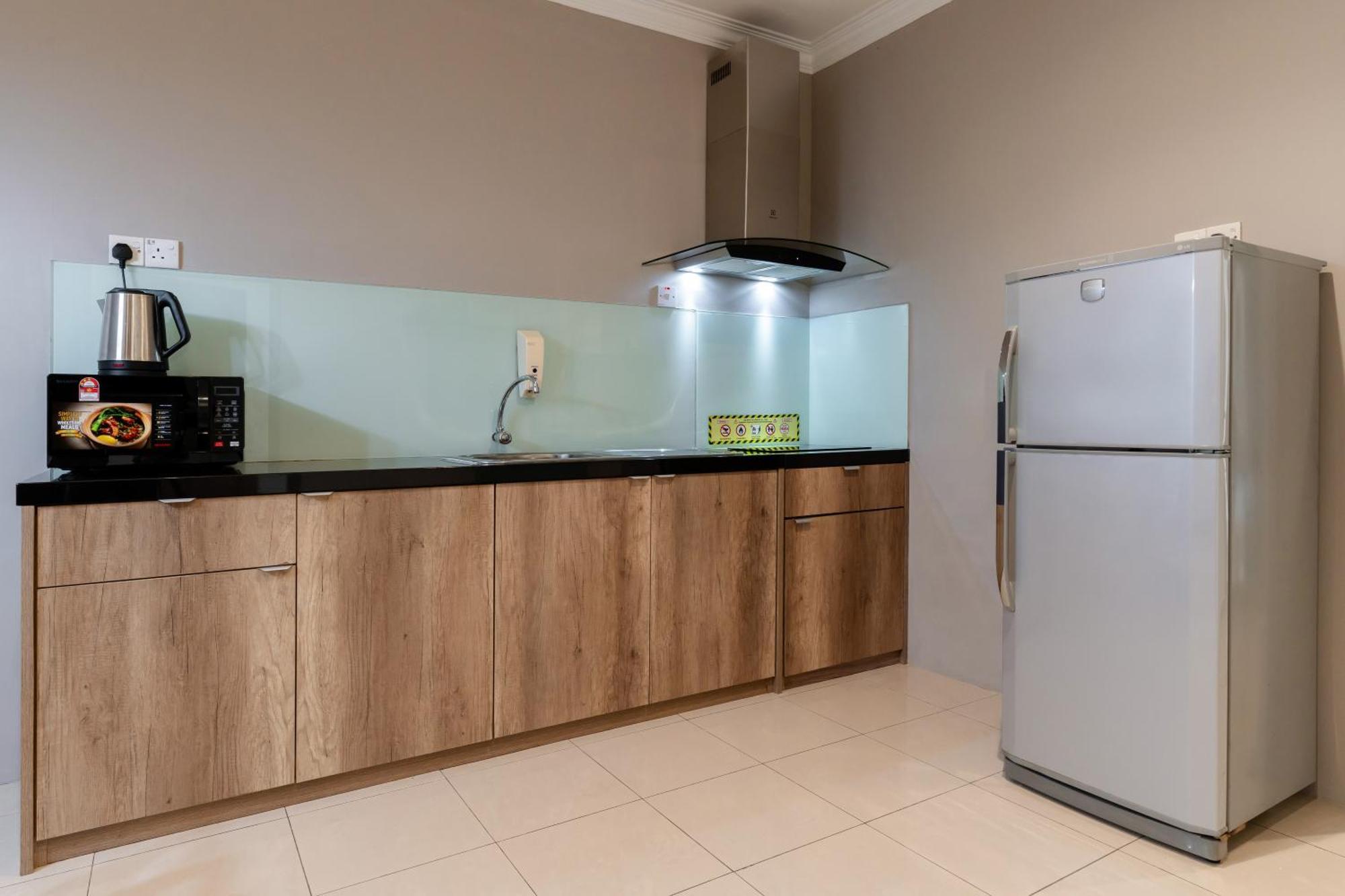 Golden View Serviced Apartments Tanjung Tokong Exteriör bild