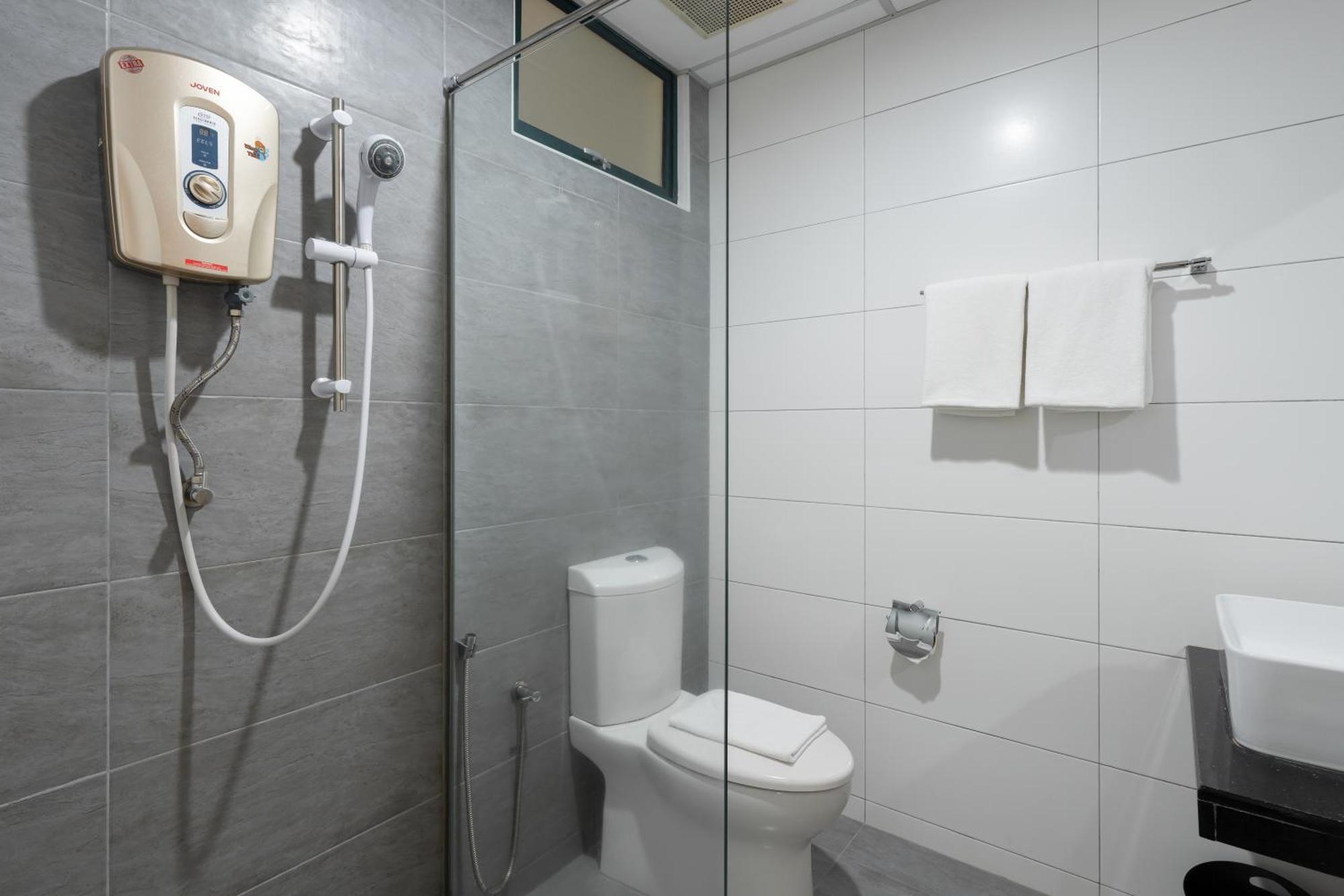 Golden View Serviced Apartments Tanjung Tokong Exteriör bild