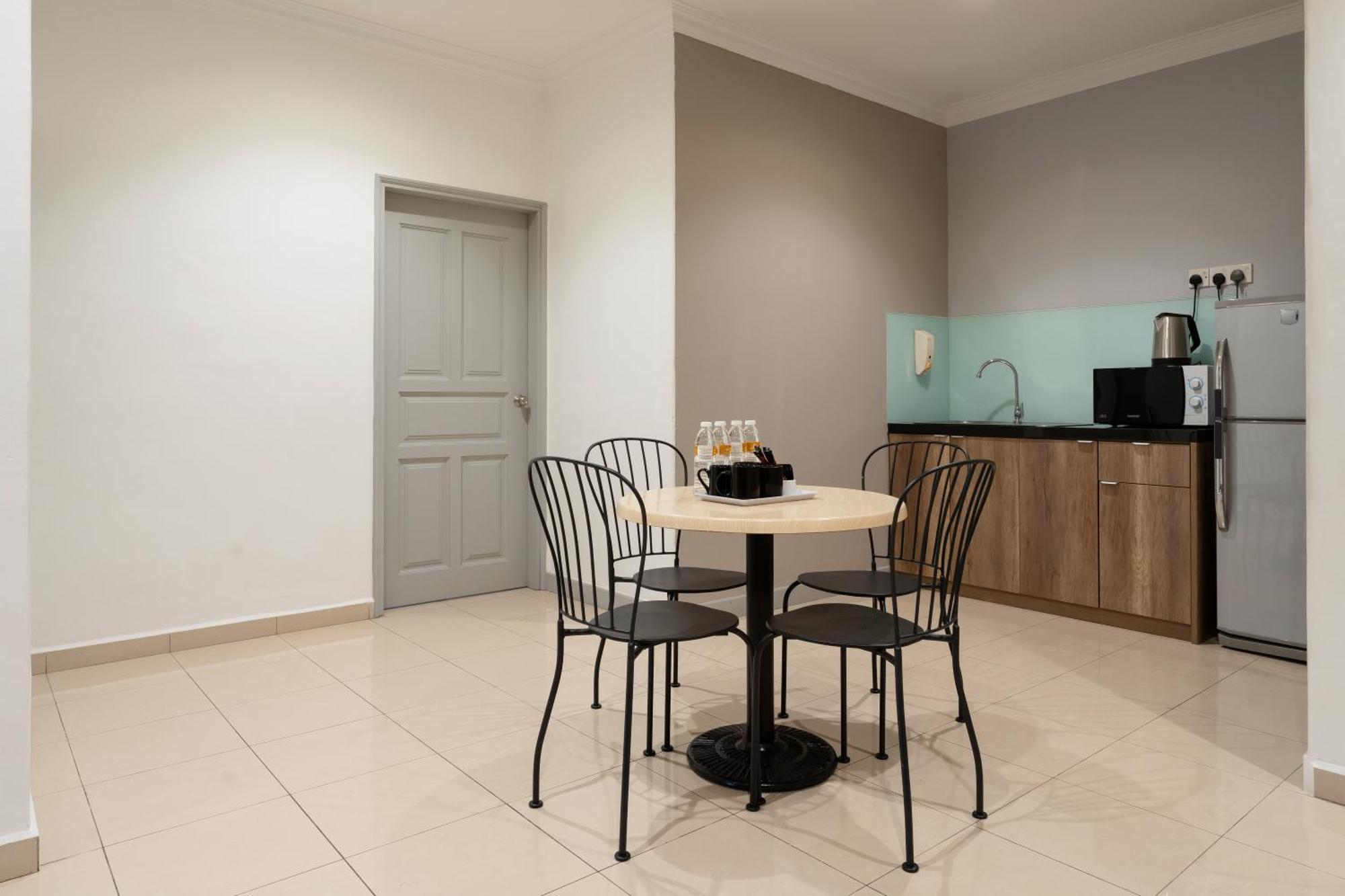 Golden View Serviced Apartments Tanjung Tokong Exteriör bild