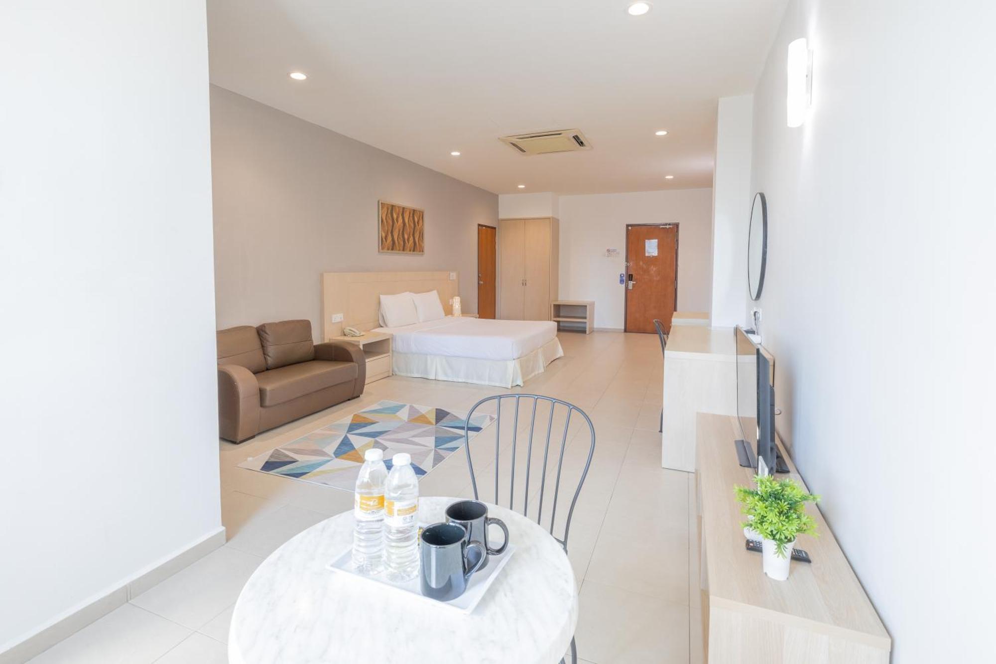 Golden View Serviced Apartments Tanjung Tokong Exteriör bild