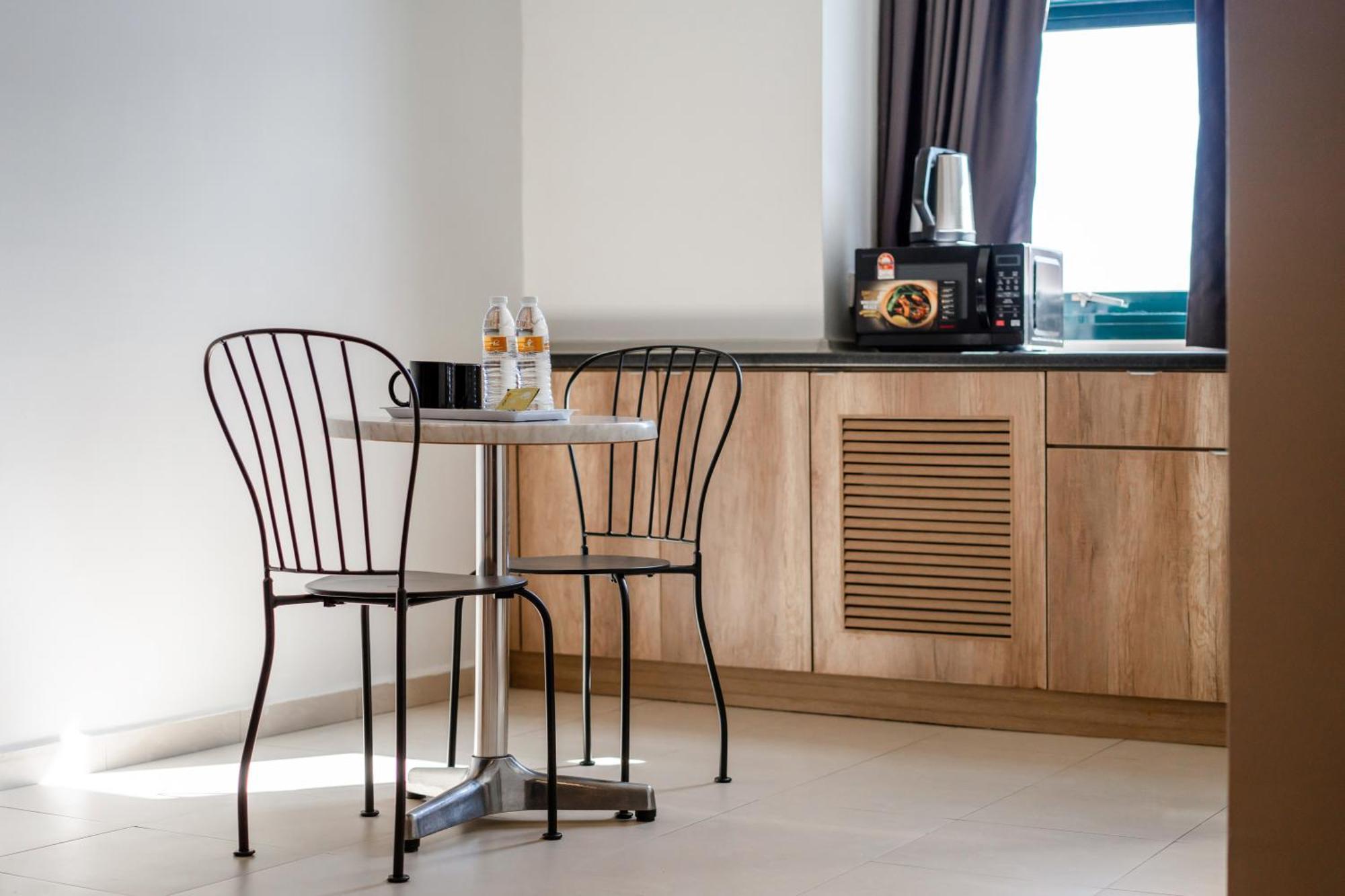 Golden View Serviced Apartments Tanjung Tokong Exteriör bild