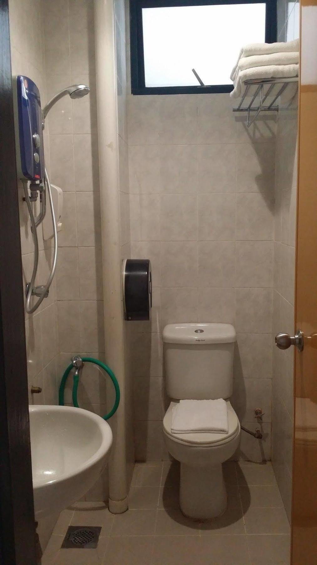 Golden View Serviced Apartments Tanjung Tokong Exteriör bild