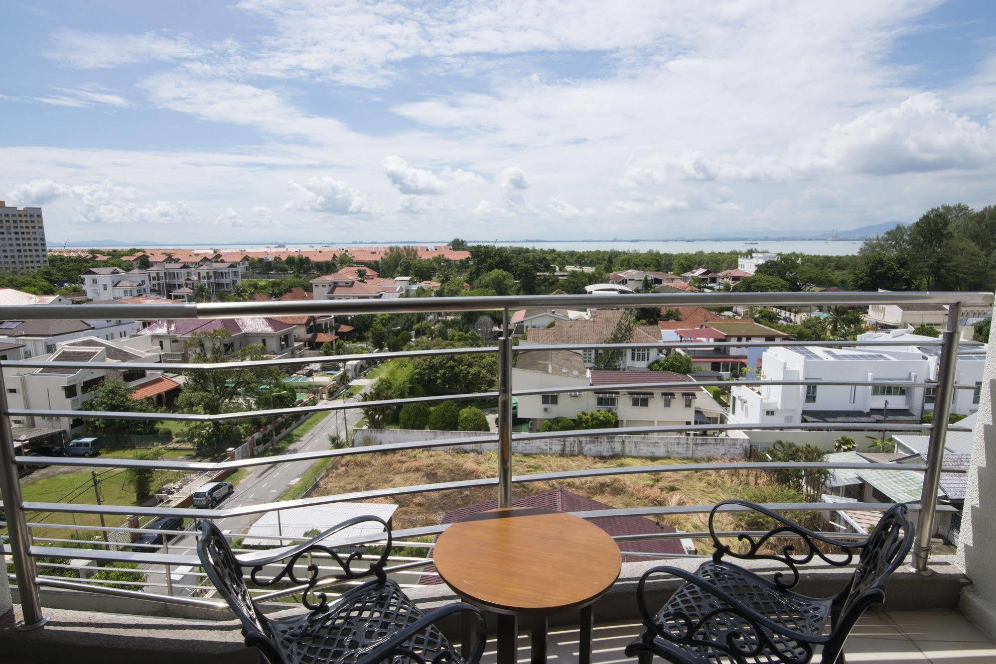 Golden View Serviced Apartments Tanjung Tokong Exteriör bild