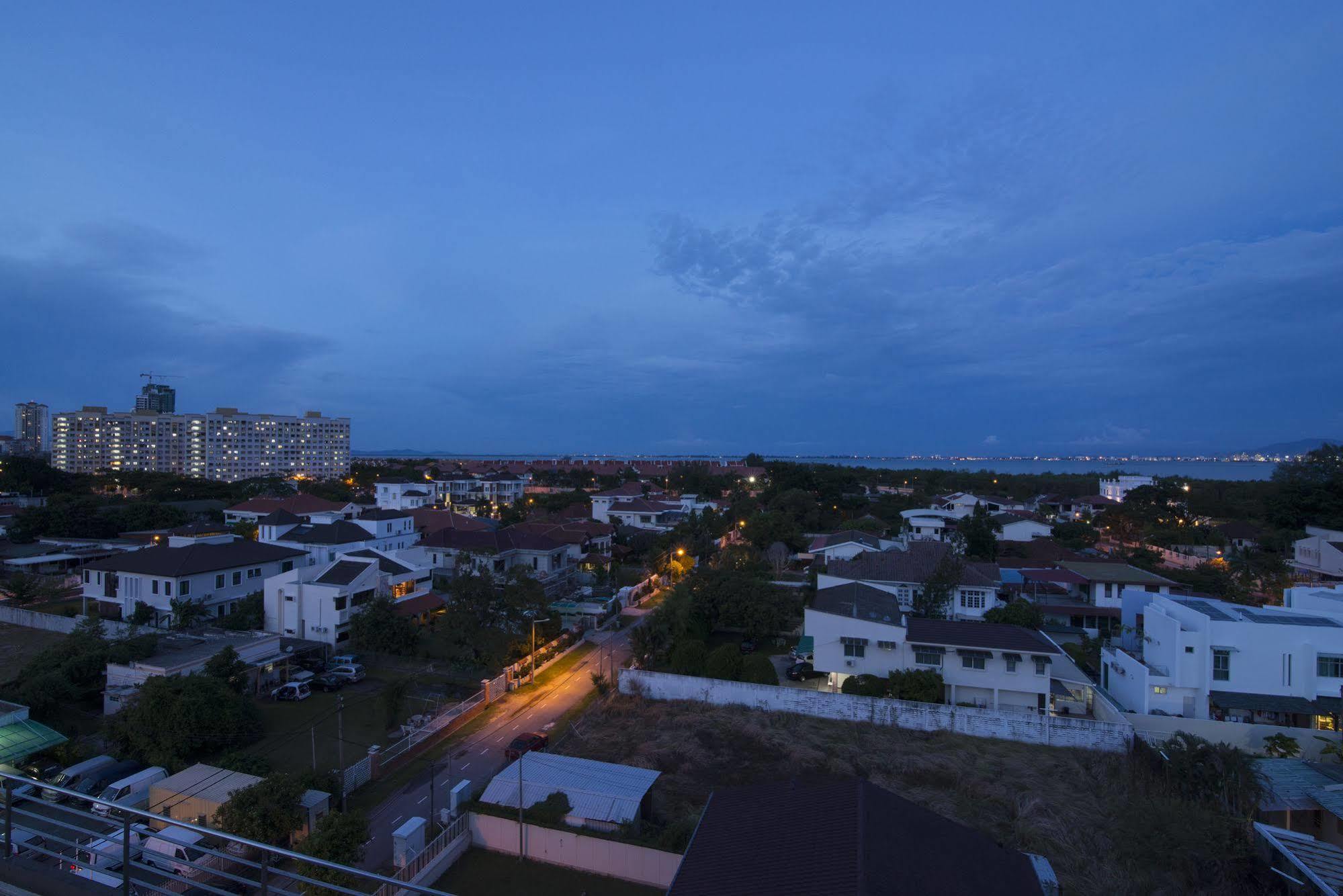 Golden View Serviced Apartments Tanjung Tokong Exteriör bild